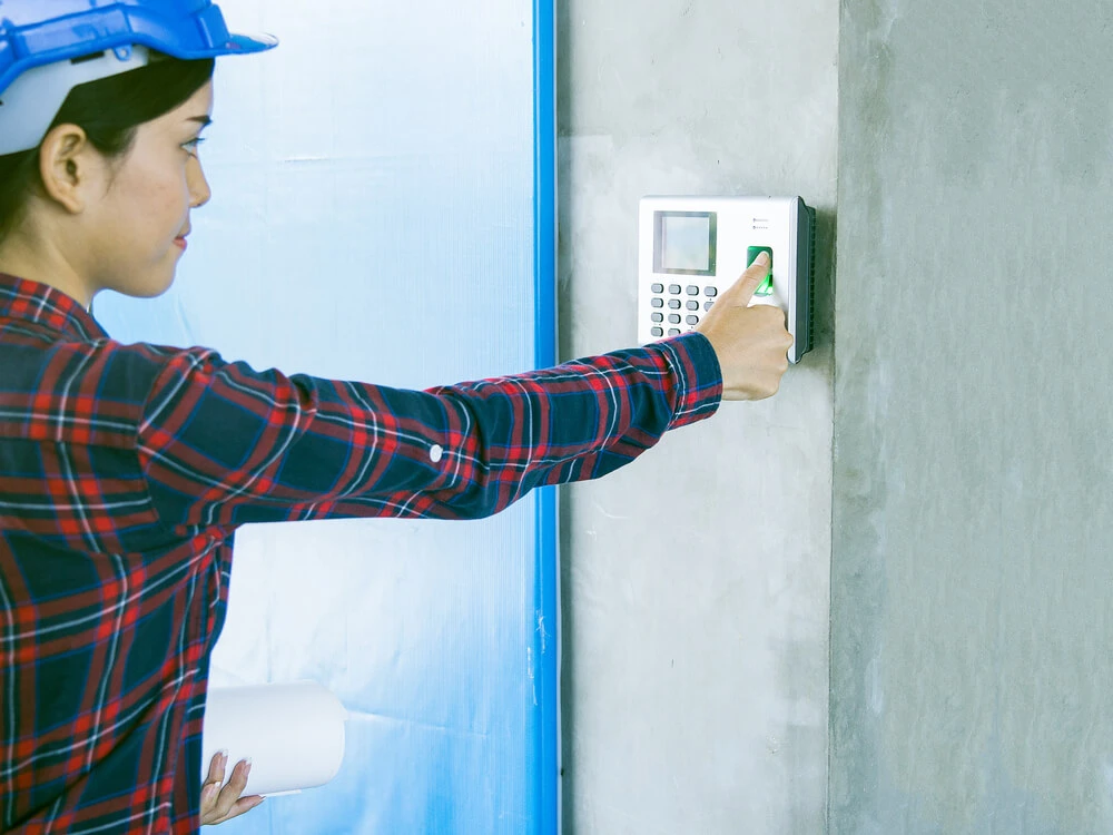 روش های هک یا از کار انداختن دستگاه حضور و غیاب 1 روش های هک یا از کار انداختن دستگاه حضور و غیاب